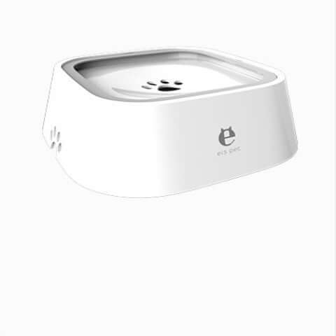 Perro curioso inspeccionando el Anti Spill Pet Water Bowl, diseño anti derrame para mantener el agua limpia.