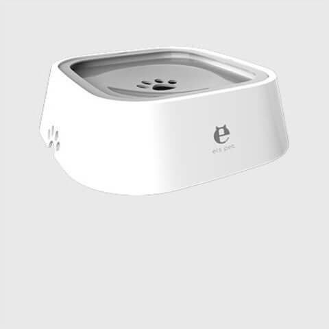 Perro curioso inspeccionando el Anti Spill Pet Water Bowl, diseño anti derrame para mantener el agua limpia.