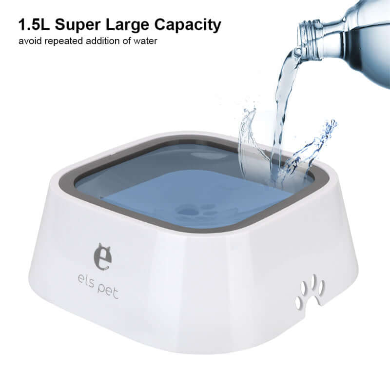 Perro curioso inspeccionando el Anti Spill Pet Water Bowl, diseño anti derrame para mantener el agua limpia.